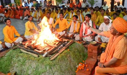 महानिशा पूजन कर सीएम योगी ने की जगत कल्याण की प्रार्थना
