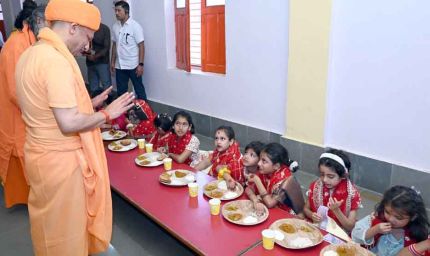 बेटियों के पांव पखार सीएम योगी ने की मातृ शक्ति की आराधना