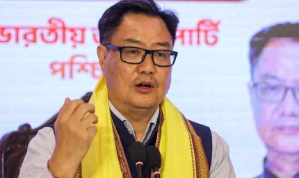 किरेन रिजिजू का बयान- ‘भारत को कभी नहीं तोड़ सकतीं विरोधी ताकतें’, कांग्रेस के झंडों पर विवाद