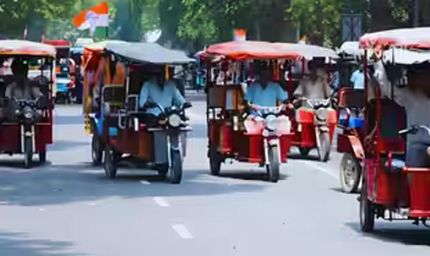 दिल्ली में ई-रिक्शा चालकों के लिए नए नियम प्रस्तावित, बुजुर्गों की मदद और फर्स्ट एड बॉक्स रखना होगा जरूरी