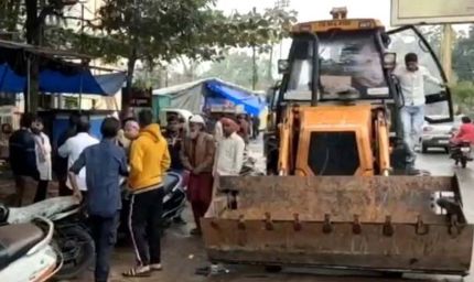 राजनांदगांव में गाय का कटा सिर मिलने पर आरोपी की दुकान पर चला बुलडोजर