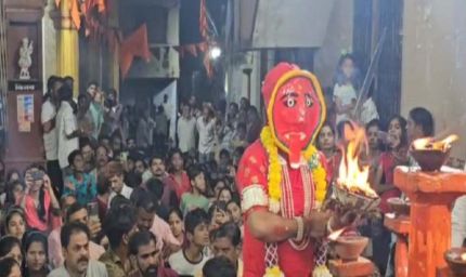 खप्पर यात्रा में आधी रात तलवार लेकर निकलीं देवी, डिप्टी CM विजय शर्मा ने किए दर्शन