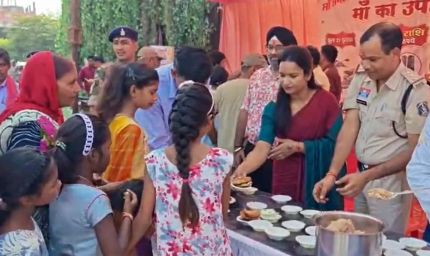 थाना परिसर में पुलिस ने लगाया भंडारा, अफसरों ने खुद बांटा महाप्रसाद