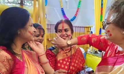 पटना में सिंदूर खेला के साथ मां दुर्गा को विदाई, लाल-सफेद साड़ियों में सजी महिलाओं ने निभाई परंपरा