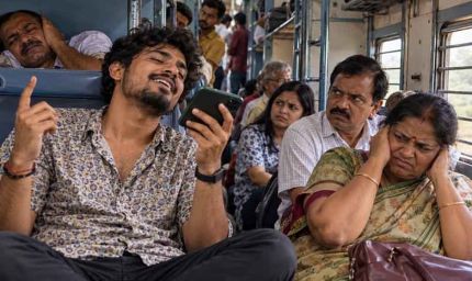 ट्रेन में स्पीकर पर गाना बजाना पड़ेगा भारी, रेलवे ने दी जेल और जुर्माने की चेतावनी