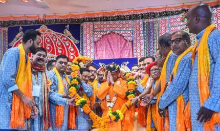 योगी आदित्यनाथ की अगुवाई में निकली गोरक्षपीठ की भव्य विजयादशमी शोभायात्रा, जगह-जगह हुआ स्वागत