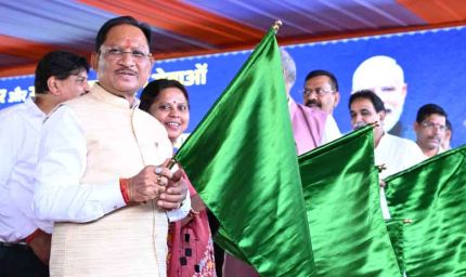 केंद्रीय रेल मंत्री अश्विनी वैष्णव और मुख्यमंत्री विष्णु देव साय  ने रावघाट - रायपुर एवं रायपुर - कुरूद यात्री रेल सेवाओं को दिखाई हरी झंडी