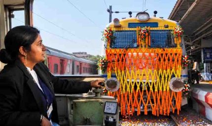 छत्तीसगढ़ के रावघाट पहुंची पहली मेमू ट्रेन, आजादी के बाद पहली बार दिखी रेल