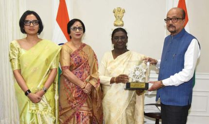 राष्ट्रपति द्रौपदी मुर्मु को राज्यपाल रमेन डेका ने भेंट की पहाड़ी मैना  की प्रतिकृति