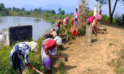 माटी में रोजगार- प्रतिदिन 300 रुपए की मजदूरी से श्रमिक परिवारों को मिला मजबूत आर्थिक आधार, पलायन पर लगी रोक
