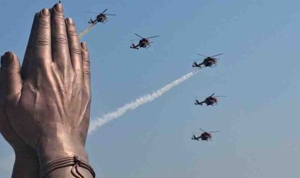 वाराणसी में गंगा की लहरों के ऊपर आसमान में गूंजा भारतीय वायुसेना का शौर्य, राफेल-सुखोई के करतबों से रोमांचित हुए दर्शक