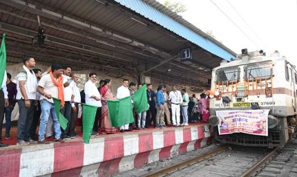 कैबिनेट मंत्री  लखनलाल देवांगन ने कोरबा रेलवे स्टेशन से भारत गौरव टूरिस्ट ट्रेन को हरी झंडी दिखाकर किया रवाना, बुजुर्गों को दी शुभकामनाएं