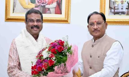 मुख्यमंत्री  विष्णु देव साय से सांसद  धर्मेंद्र प्रधान ने की शिष्टाचार भेंट