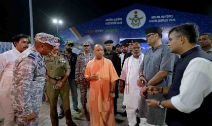 प्रधानमंत्री मोदी के आगमन और एयर शो के मद्देनजर मुख्यमंत्री योगी ने तैयारियों की समीक्षा की