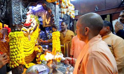 मुख्यमंत्री योगी आदित्यनाथ ने बाबा कालभैरव और बाबा विश्वनाथ का किया दर्शन-पूजन