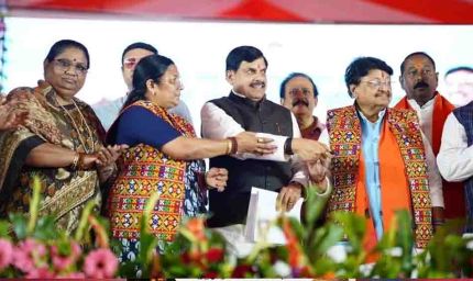 CM के रिमोट दबाते ही धार के सूखे खेतों तक पहुंची नर्मदा की धारा, 13 किमी दूर बहा पानी