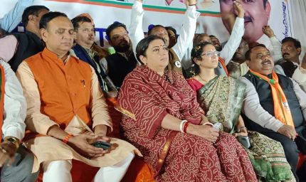 छत्तीसगढ़ पहुंचीं स्मृति ईरानी, पहली बार आगमन पर पोस्टर-बैनर की जगह दिखे BJP के झंडे