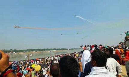 काशी में गंगा तटों पर उमड़ा महाकुंभ जैसा जनसैलाब, वायुसेना के शौर्य और पराक्रम के साक्षी बने लाखों लोग