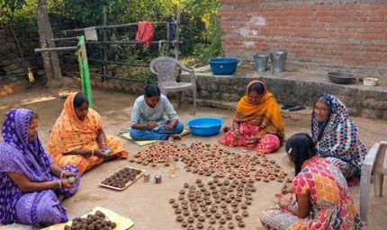 दीपोत्सव पर्व की तैयारियां प्रारंभ, स्वसहायता समूह की महिलाएं बना रही गोबर व मिट्टी के दीये