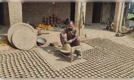 अयोध्या के कुम्हारों की चमकी किस्मत, दीपोत्सव से बढ़ा रोजगार