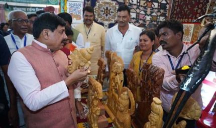 एमए पास दुर्गा सिंह ने हुनर को बनाया अपनी ताकत, लकड़ी की कलाकारी से संवार रहीं भविष्य