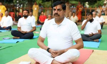 मुख्यमंत्री डॉ. मोहन यादव ने जामली (सेंधवा) के गायत्री धाम में किया योगाभ्यास