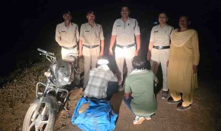 आबकारी ने मोटरसाइकिल पर शराब ले जाते हुए दो आरोपियों को पकड़ा
