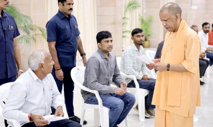 मुख्यमंत्री ने अफसरों को दिया निर्देश- संवेदनशील व्यवहार के साथ करें पीड़ितों की सहायता