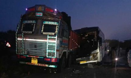 रायपुर-बिलासपुर हाईवे पर भीषण हादसा, खड़े ट्रक से टकराई बस; 5 की मौत, 14 घायल  2. छत्तीसगढ़ में दर्दनाक सड़क हादसा: ट्रक से भिड़ी बस, पांच लोगों की मौत, 14 घायल  3. रायपुर-बिलासपुर मार्ग पर मौत का मंजर, बस-ट्रक की टक्कर में 5 की जान गई, 14 घायल