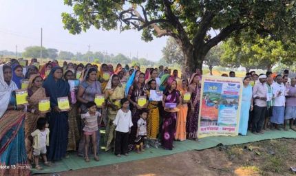 आयुक्त  तारन प्रकाश सिन्हा ने खंडुआ में किया सिंचाई नाली निर्माण कार्य का निरीक्षण, श्रमिकों से किया सीधा संवाद