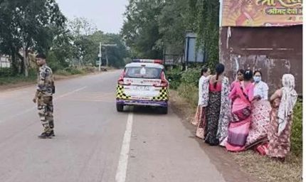 CG में सड़क किनारे महिला ने दिया बच्चे को जन्म, पेट्रोलिंग टीम की मदद से सुरक्षित हुई डिलीवरी
