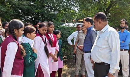 अधीक्षिका के निलंबन पर छलका छात्राओं का दर्द, ताला तोड़कर कलेक्टर से मिलने पैदल निकलीं