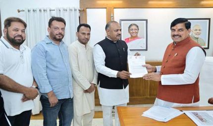मुख्यमंत्री डॉ. यादव से राज्य वक्फ बोर्ड के अध्यक्ष डॉ. सनवर पटेल ने की भेंट