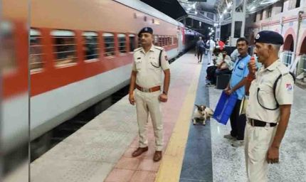 दीपावली से पहले रेलवे का अलर्ट, स्टेशन या ट्रेन में पटाखे लेकर पहुंचे तो होगी सख्त कार्रवाई