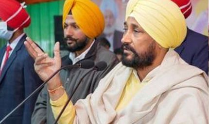 मानसा में मृतक दलजीत के परिवार से मिले पूर्व CM चरणजीत चन्नी, पुलिस कार्रवाई पर जताई नाराजगी
