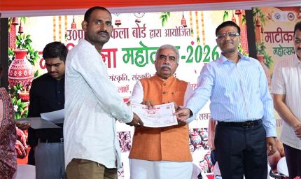 योगी सरकार की पहल से सरकारी अस्पतालों में बढ़ेगी यूपी के बुनकरों के उत्पादों की पहुंच