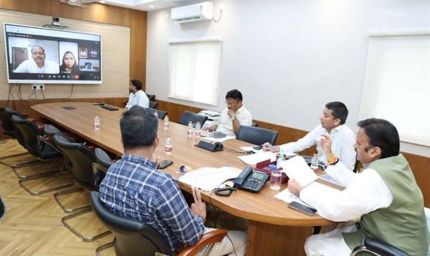 ग्रामीण क्षेत्रों में सेवाभाव और समर्पण के साथ स्वास्थ्य सेवाएँ दें बांड डॉक्टर्स : उप मुख्यमंत्री शुक्ल