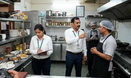 गुरुग्राम में खाद्य प्रतिष्ठानों का निरीक्षण, साफ-सफाई और सैनिटाइजेशन पर जोर