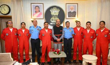 राज्यपाल रमेन डेका से एयर ऑफिसर कमांडिंग नंदा कुमार बाला ने की सौजन्य भेंट