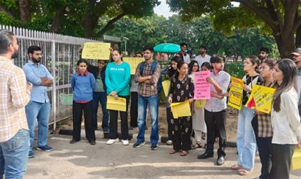 PU कैंपस में घूमती गाड़ियों से छात्र परेशान, फोर व्हीलर पर रोक लगाने की मांग