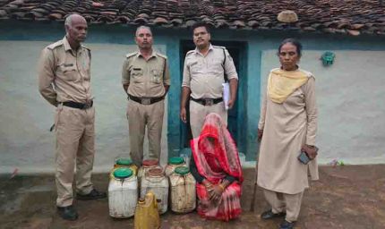 आबकारी ने कल्दा में भारी मात्रा में कच्ची शराब और महुआ लाहन पकड़ा