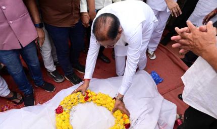 मुख्यमंत्री  विष्णुदेव साय ने स्वर्गीय विधायक  डोमनलाल कोर्सेवाड़ा को दी अंतिम विदाई
