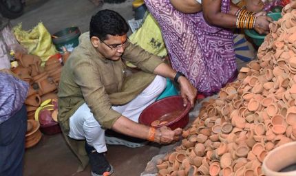 स्थानीय कारीगरों की मेहनत से रोशन हो हर घर, स्वदेशी दीयों से मनाएं दीपावली – राजस्व मंत्री  टंक राम वर्मा