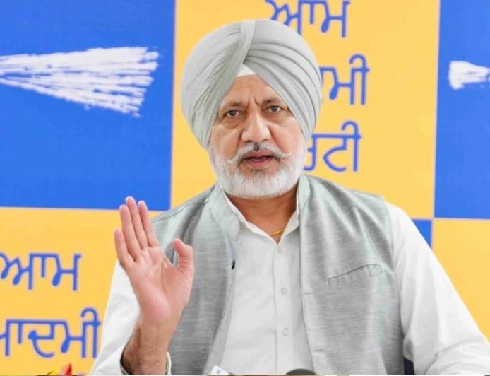 बहरीन से बीवी लाने और गाड़ी देने पर AAP का सुखबीर बादल से सवाल