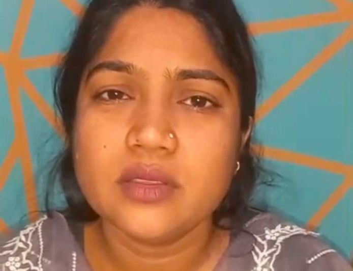 दिव्यांग सहायता योजना से संकट की घड़ी में मिला संबल, बच्चों का भविष्य संवारने में जुटीं रोशनी