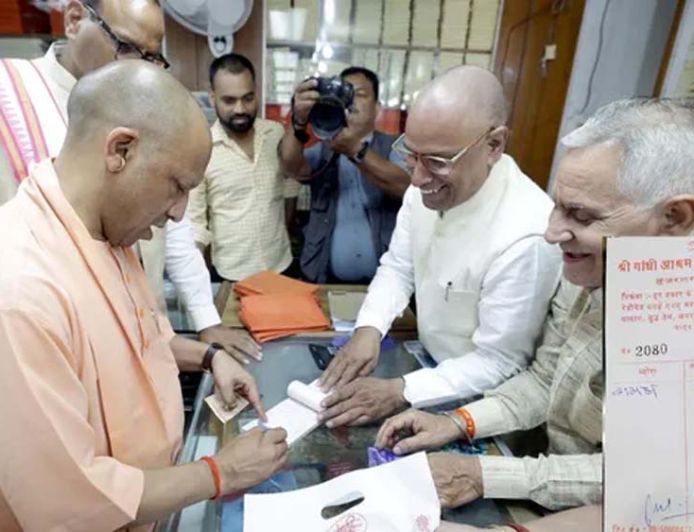 गांधी जयंती पर CM योगी ने खरीदा खादी का गमछा, बोले- स्वदेशी से स्वावलंबन की ओर बढ़े भारत