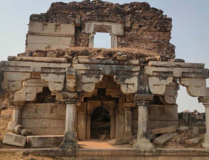 झारखंड का रहस्यमयी नवरत्नगढ़ किला, 33 इंच मोटी दीवारों से लेकर रानी लुकई की भुलभुलैया तक है खास