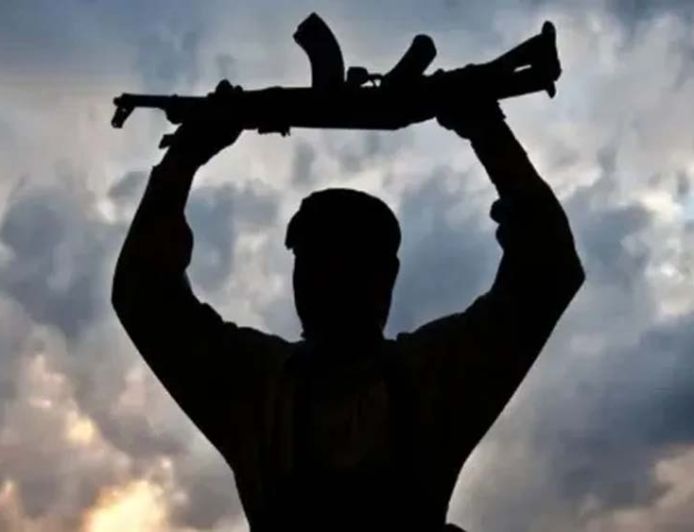 अमृतसर में हथियारों की बड़ी खेप बरामद, AK-47 और 2 हैंड ग्रेनेड के साथ तस्कर गिरफ्तार