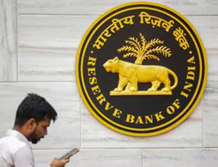 कच्चा तेल बढ़ा तो RBI बढ़ा सकता है रेपो रेट, 5.25% से 5.50% होने की संभावना