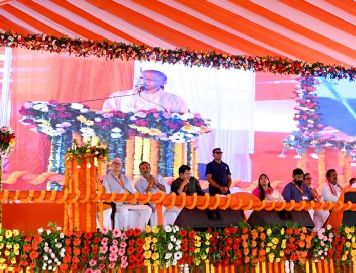सिल्क क्लस्टर के रूप में विकसित होंगे संत रविदास नगर, मीरजापुर और वाराणसी: मुख्यमंत्री योगी आदित्यनाथ